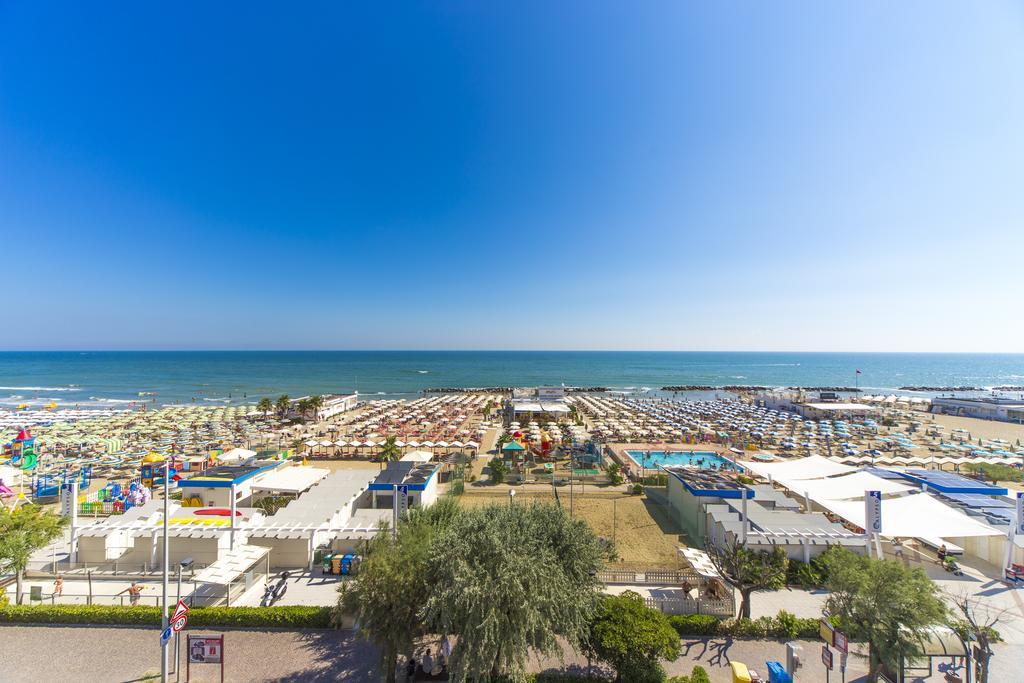 Hotel Touring Misano Adriatico Exteriör bild
