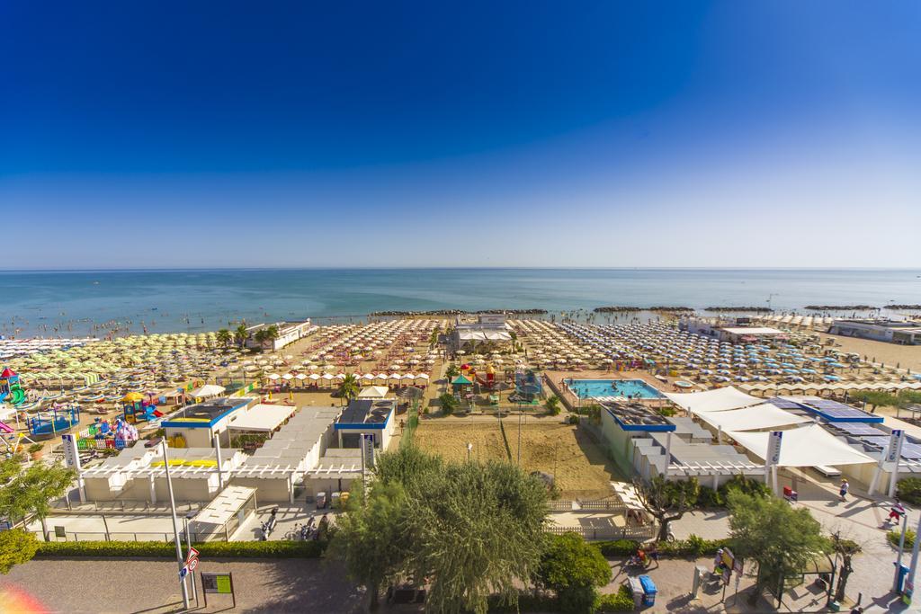 Hotel Touring Misano Adriatico Exteriör bild