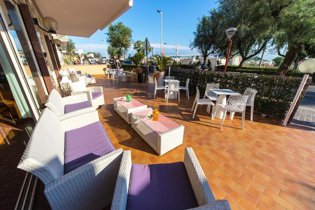 Hotel Touring Misano Adriatico Exteriör bild