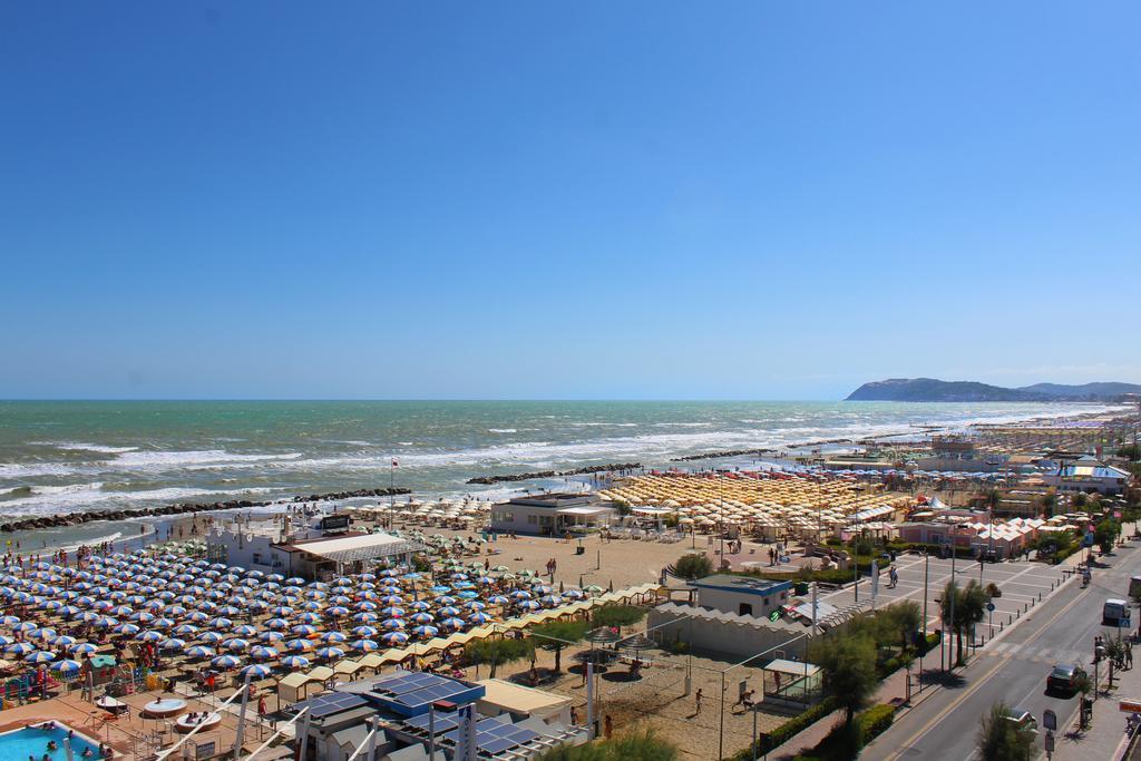 Hotel Touring Misano Adriatico Exteriör bild