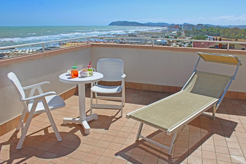 Hotel Touring Misano Adriatico Exteriör bild