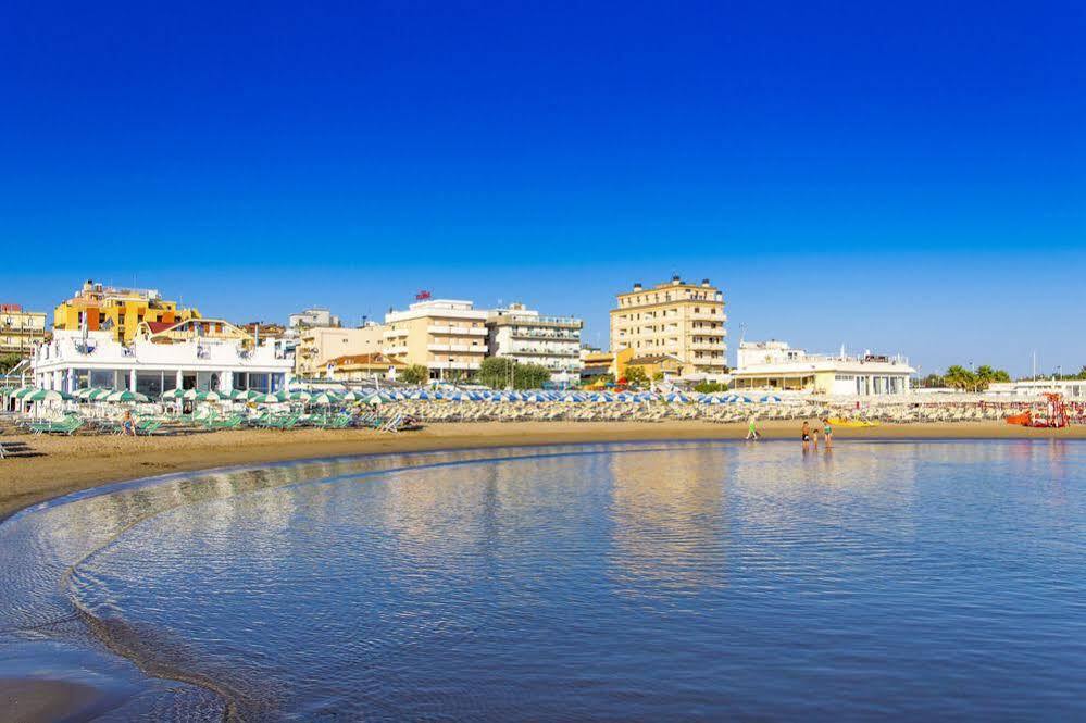 Hotel Touring Misano Adriatico Exteriör bild